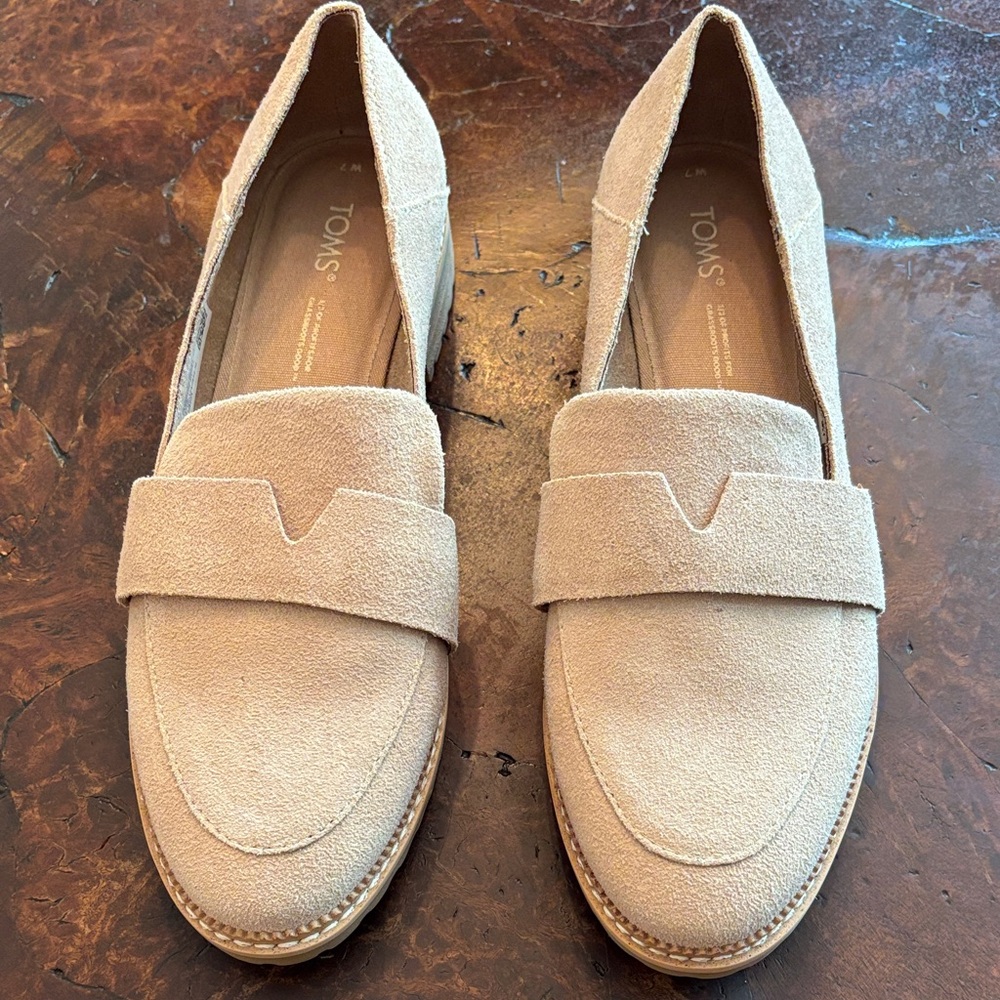 NEW NEVER WORN TOMS Women's Tan Suede Loafers SIZE 7